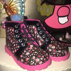 Kids Size 5 Black Pink Floral Snow/Rain Boot